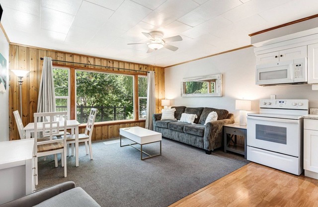 Riverfront Cottage with Private Patio on the Deschutes River!