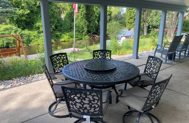 Riverfront Escape in Downtown Relax on the Covered Patio with the Family