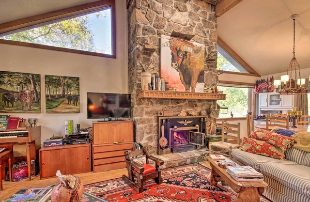 Riverfront Getaway w/Treehouse, Fire Pit & Deck!