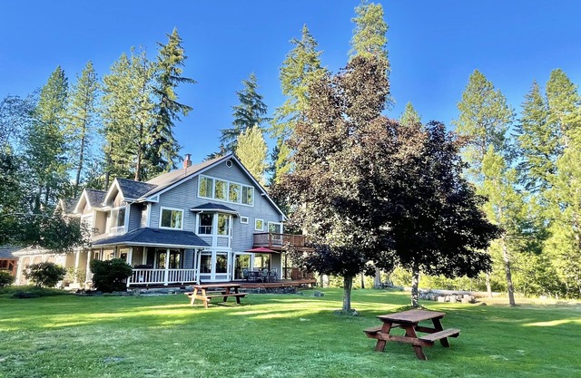 Riverfront Lodge - Ideal for small and large groups with room to spread out