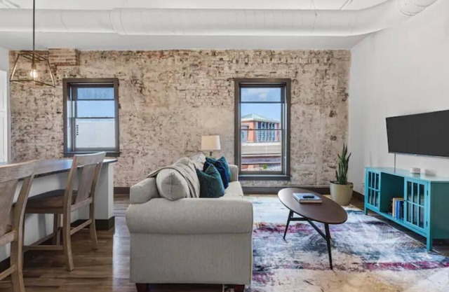 Riverfront Loft - Walk to Arch, Casino, Convention Center & Stadiums