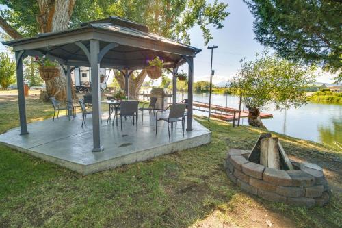 Riverfront Resort Cabin about 21 Mi to Crater Lake!