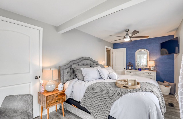 Riverfront! Shenandoah River! Sleeps 4! New Hot Tub