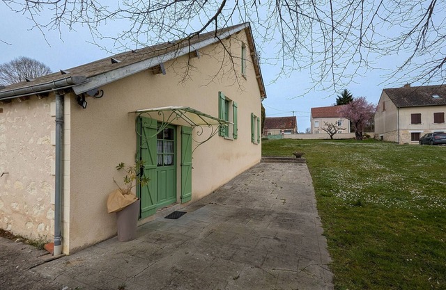 Riverside Retreat: Cozy Cottage with Terrace, Close to Nature Park & Thermal Spa