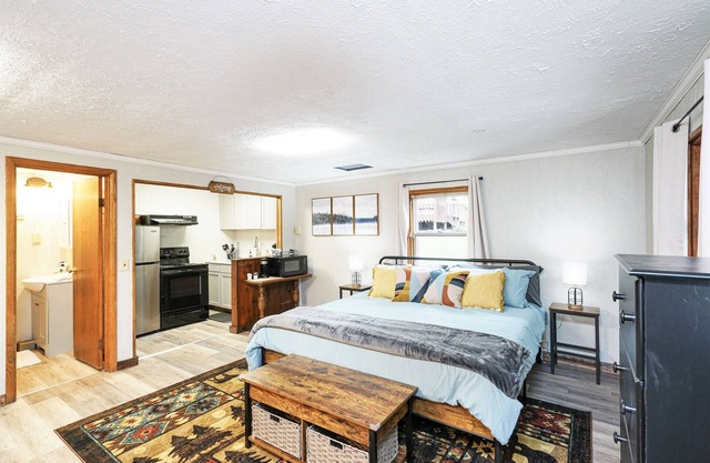 Riverside Retreat*HotTub*2 Suites! 2 Kitchens!