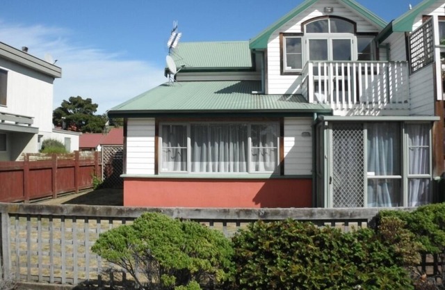 Riverside Townhouse with room for all the family, great location & WIFI