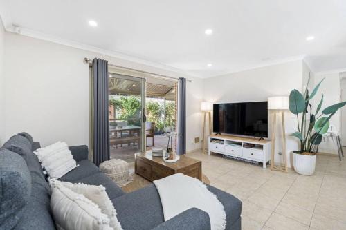 Rivervale Family Retreat-optus,river,shops,crown