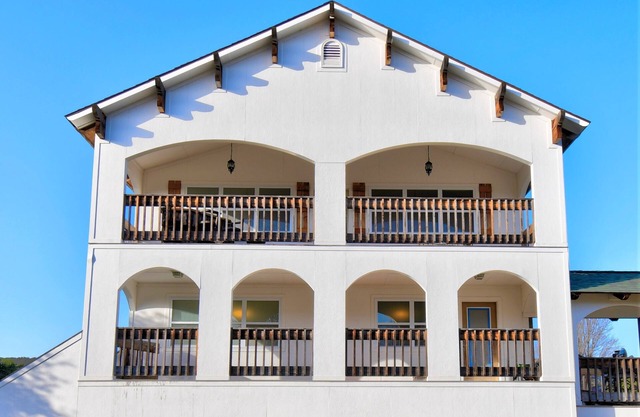 Riverview House, Upper Unit, 1BR/1BA, Sleeps 4, Two Balconies, Big Living Room