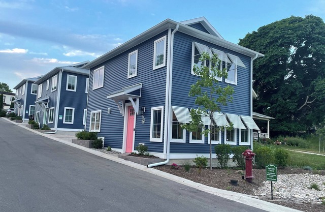 Riverwalk 100 on Pine Riverntownhome with gourmet kitchen~2 BR can sleep 8.n