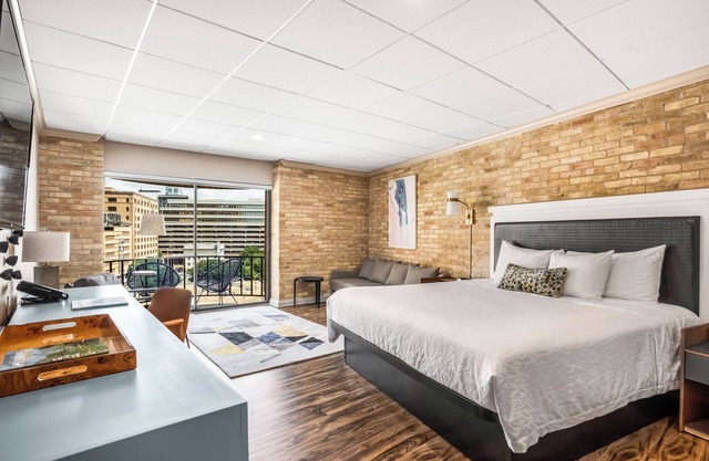 RiverWalk Plaza - Junior Suite King