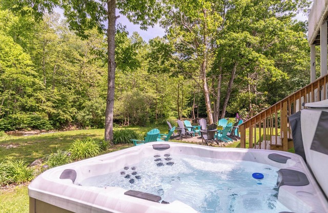 Riverwood at Mill Ridge - hot tub, arcades, firepit along Watauga River, walk to pool, tennis