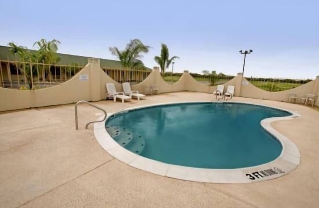 Riviera Inn & Suites