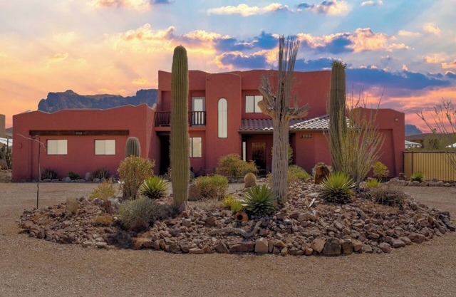 Roadrunner Retreat: Superstition Views & Wildlife