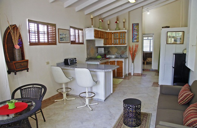 Robin's Nest - Great Value! St. James Apt. on West Coast