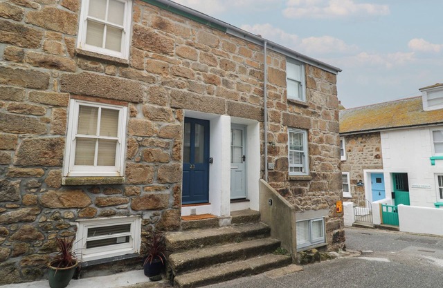 ROCKPOOLS, 23 CARNCROWS STREET, pet friendly in St Ives