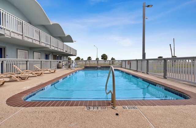 Rockport beach, pool, 2nd level, double queen