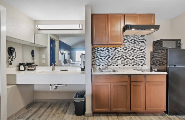 Rockport Beach, pool , Kitchen, 2 queen beds ADA