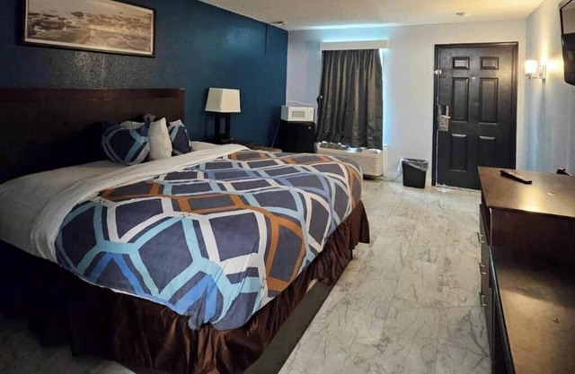 Rodeway Inn Hattiesburg North - King Room - Smoking 10