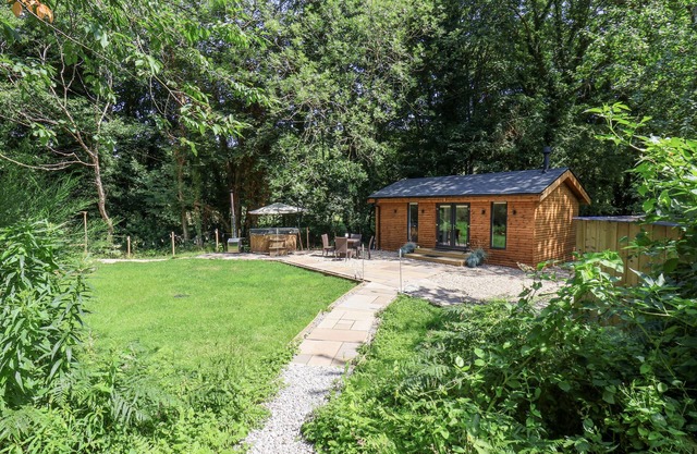 ROE DEER LODGE, pet friendly, luxury holiday cottage in Sleights