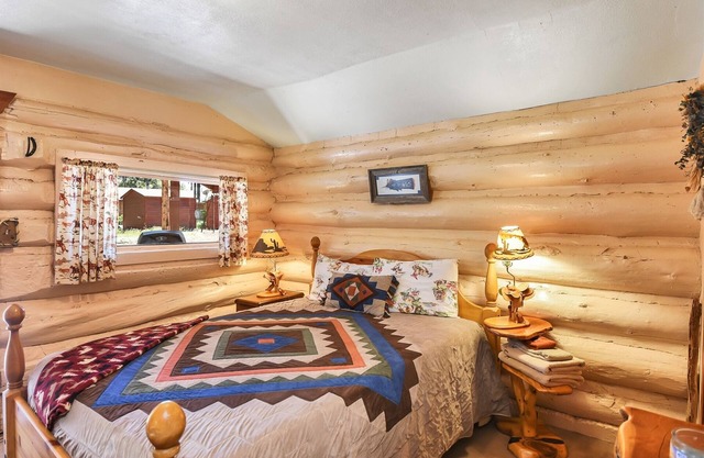Roger's Cabin | Historic Log Cabin in the Woods | Near Grand Canyon & Flagstaff