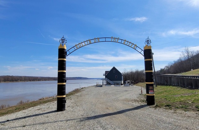 Rollin on the River: Riverfront, Hot Tub, Creation Museum, Ark, Ski, Sleeps 15