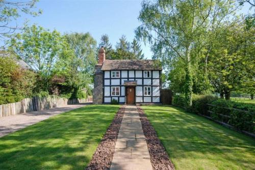 Rolling Hills and Woodland Views!-2 bed cottage with dog walking trails and local pub on your doorstep! Popular walking trails nearby-Malvern Hills and the Brockhampton Estate- Peaceful village on the border of Hereford and Worcester