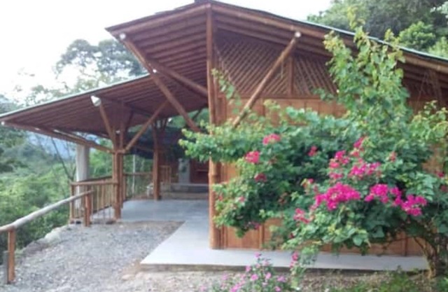 Romantic 2-bedroom cabin across from Puente de Occidente