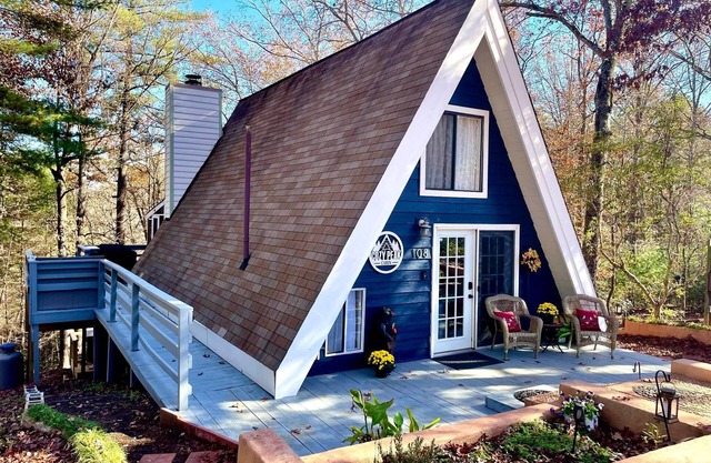 Romantic A-Frame Cabin with Hot Tub + Netflix