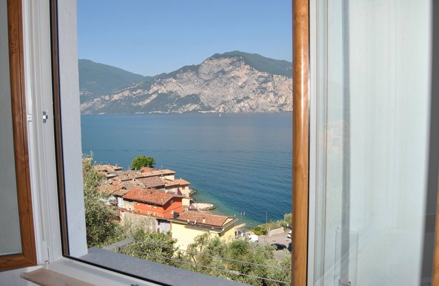 Romantic apartment SUPER PRICE OCTOBER parking space wonderful lake view.