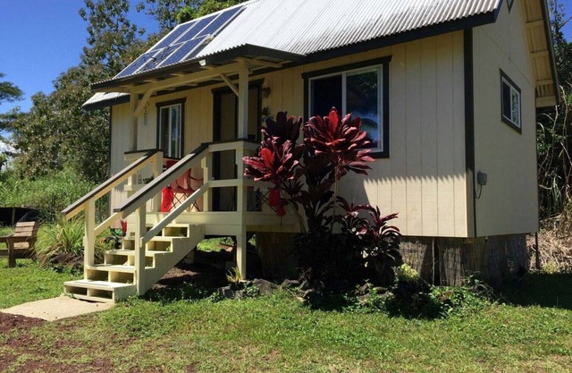 Romantic Cabin on a gated aquaponics farm centrally located for exploring.