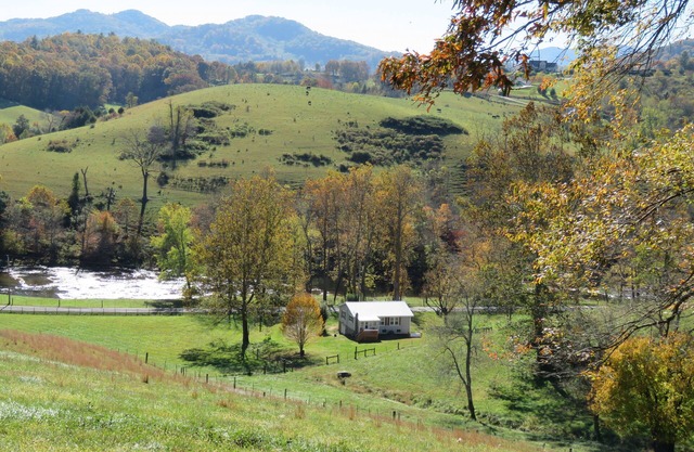 Romantic cottage, pet friendly, stunning views of Smoky mtns. & Pigeon River.