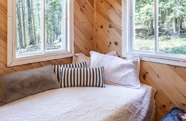 Romantic cottage w/fire pit in the woods close to great hiking trails