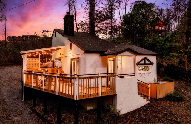 Romantic Couple's Cottage, Walk to downtown Gatlinburg, Hot Tub, Fire Pit, Dogs