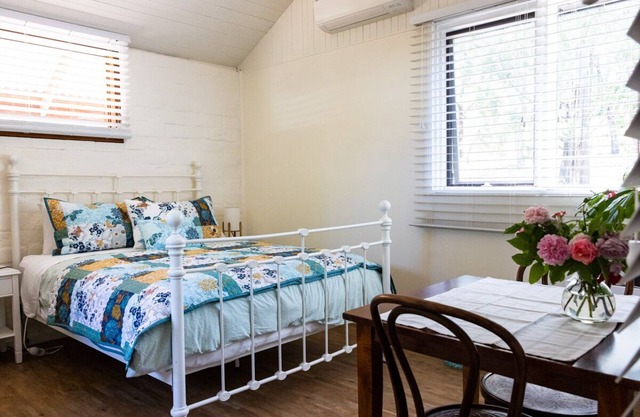 Romantic couples mini cottage in large secluded garden — 5 min to town