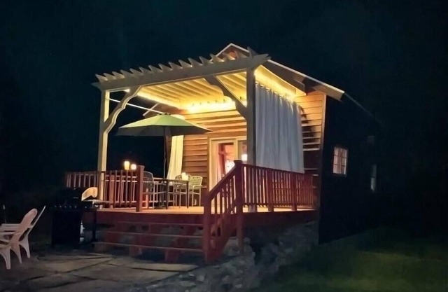 Romantic Cozy Cabin with a View of the Wetlands
