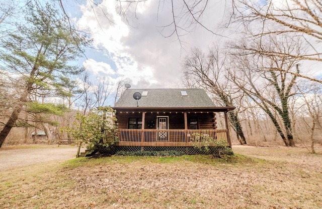 Romantic Creekside escape/Secluded/Hot Tub/Fire Pit/Heart of Hocking Hills
