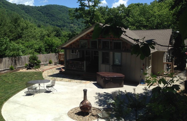 Romantic Escape-Private with Hot tub & Fireplace and Fenced Yard. Sleeps 2