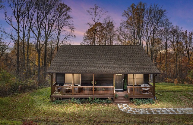 Romantic, family friendly mountain getaway w hot tub near wineries & skyline