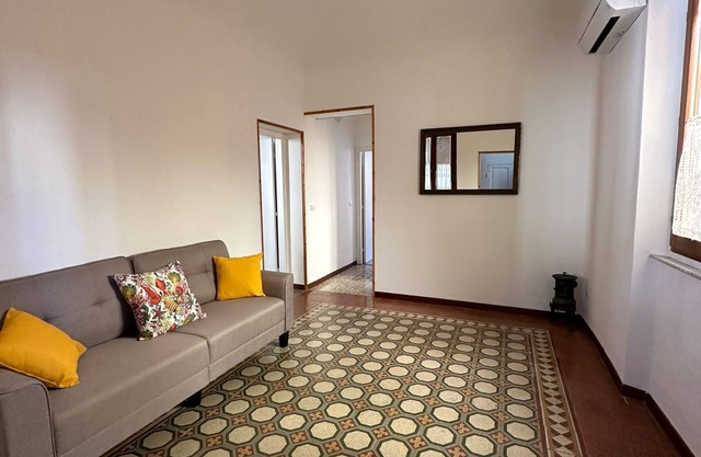 Romantic four-room apartment from 1900 overlooking typical small square.