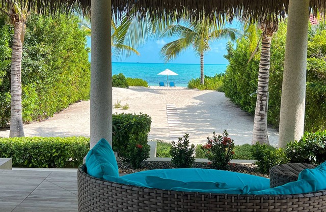 Romantic Getaway, LOWEST DENSITY on the Island, STAND ALONE BUNGALOWS!