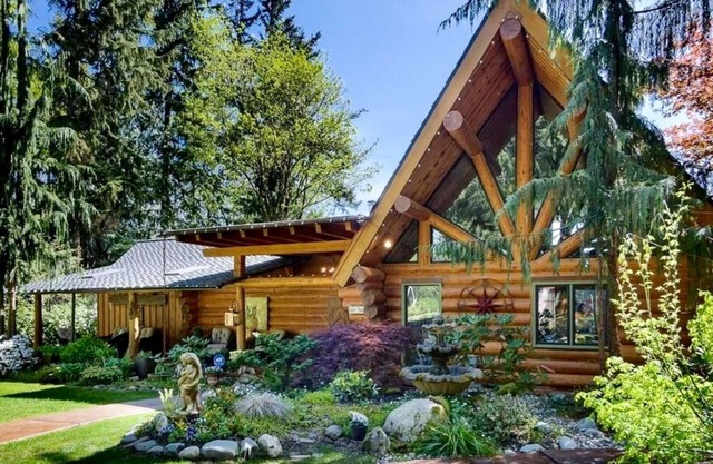 Romantic LOG CABIN on Stilly River w/Hot tub! Setup for 2 people only