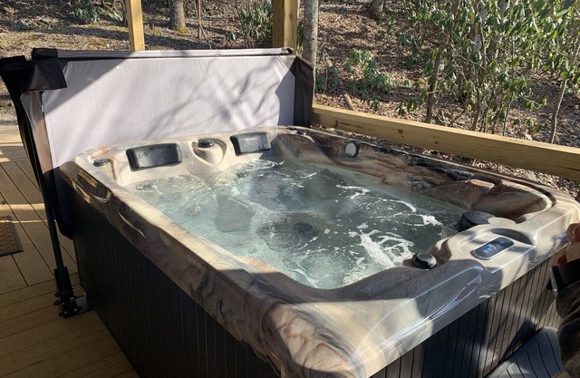 Romantic Rural Retreat/Hot tub/Fishing/Pond view/Woods/Private