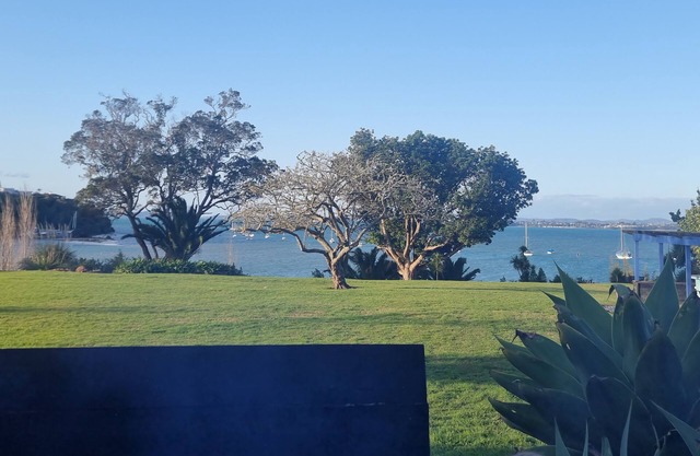 Romantic Seaside Cottage: Country Calm, City Close, Retreat