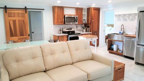 Romantic Secret Garden - Marble Floors & Bath DT Just 2 Blocks Beach Only 3 Miles