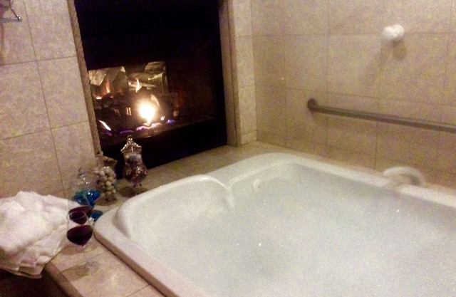 Romantic Spa Experience in Luxurious Creekside Honeymoon Cottage in the Landings