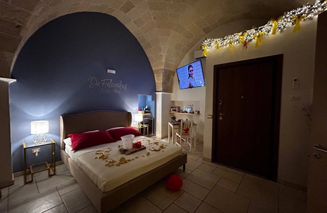 Romantic Spa Suite with Jacuzzi – Historic Pulsano Escape