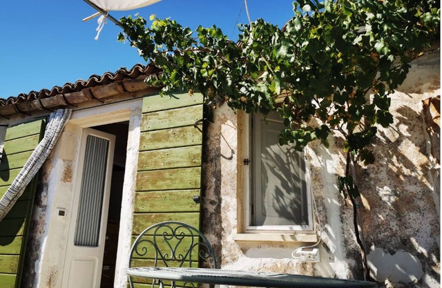 Romantic studio apartment in an ancient residence 5 minutes from the sea
