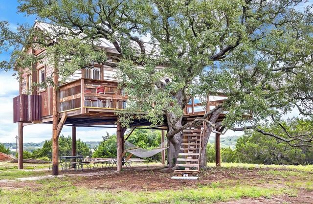 Romantic Treehouse Escape in Hill Country