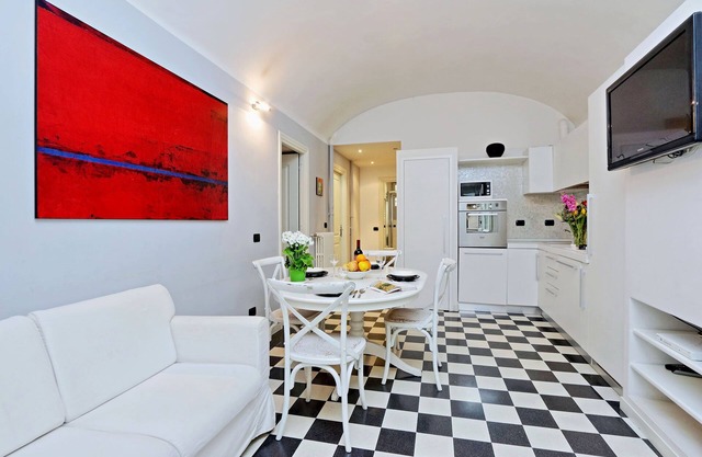 Rome Accommodation near Colosseum & Roman Forums-Prestigious Apartment Sleep 9