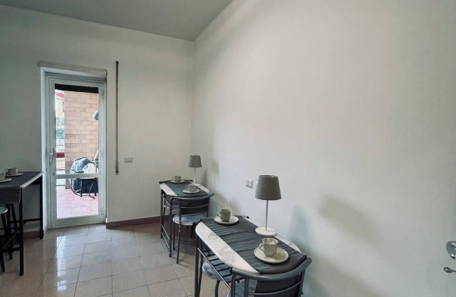 Rome-big and very nice room with private bathroom - 10' from the historic center
